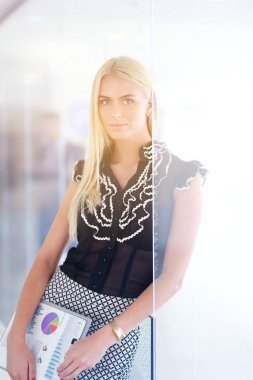 iş kadını ona ellerine bir tablet ile ön planda duran