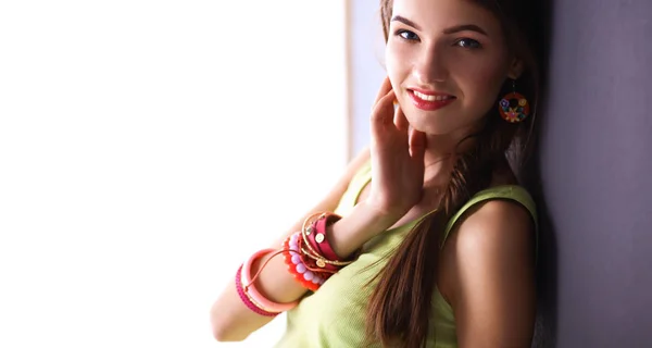 Young woman standing near dark wall — Stock Photo, Image