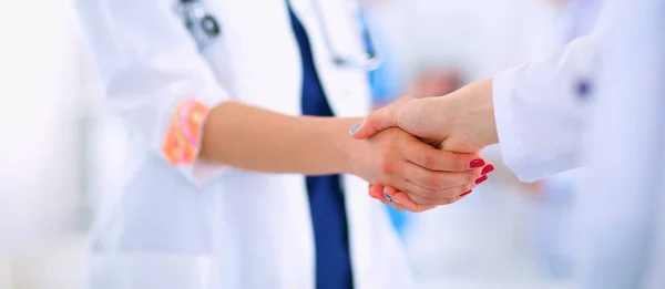 Giovani medici stretta di mano in ufficio — Foto Stock