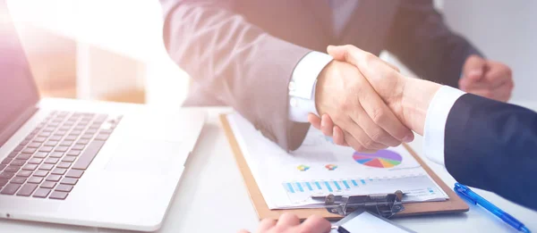 Gente de negocios dándose la mano, terminando una reunión — Foto de Stock