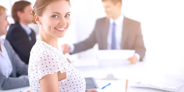 Gente de negocios sentada y discutiendo en la reunión de negocios, en la oficina — Foto de Stock