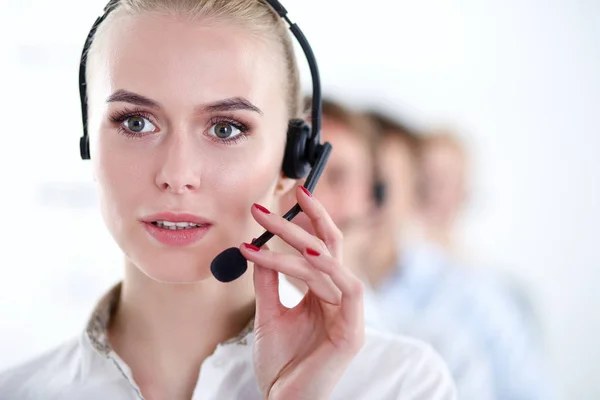 Atractivos jóvenes empresarios y colegas positivos en una oficina de call center. Empresarios —  Fotos de Stock