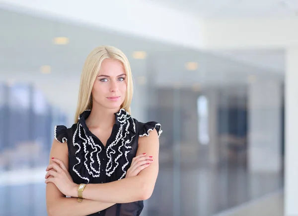 Una hermosa mujer rubia de negocios abre la puerta de la oficina . — Foto de Stock