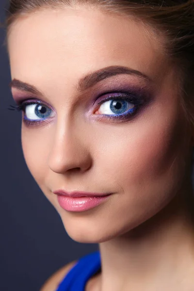 Studio foto di una bella giovane donna che indossa trucco professionale . — Foto Stock