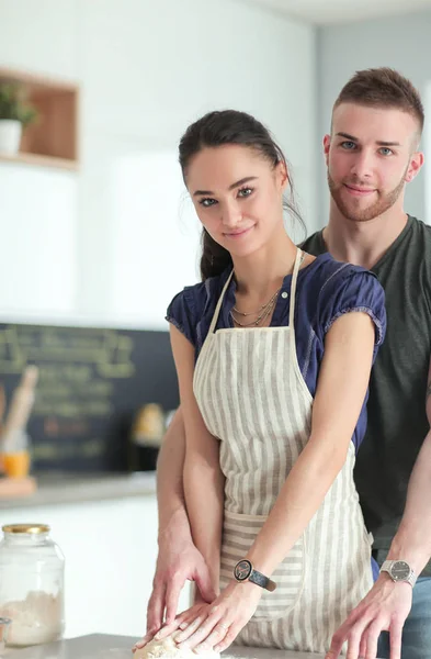 Jong stel bereidde taart staande in de keuken — Stockfoto