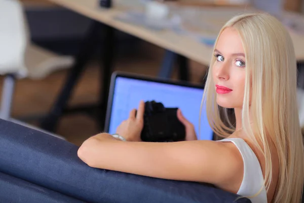 Joven fotógrafo y diseñador gráfico en el trabajo —  Fotos de Stock