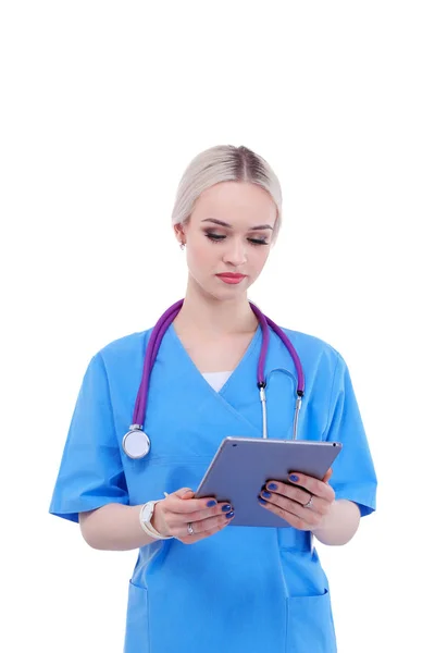 Médecin féminin utilisant une tablette numérique et debout sur fond blanc. Femmes médecins. — Photo