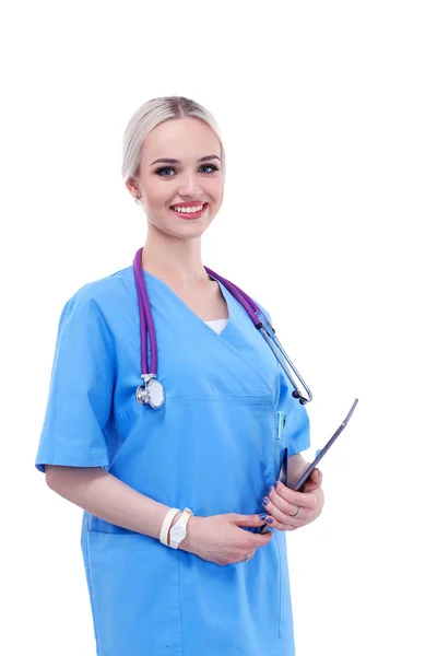 Médico femenino usando una tableta digital y de pie sobre fondo blanco. Mujeres doctores. —  Fotos de Stock