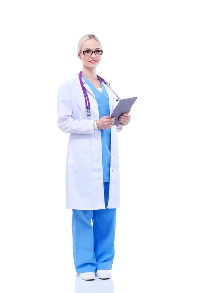 Médico femenino usando una tableta digital y de pie sobre fondo blanco. Mujeres doctores. — Foto de Stock