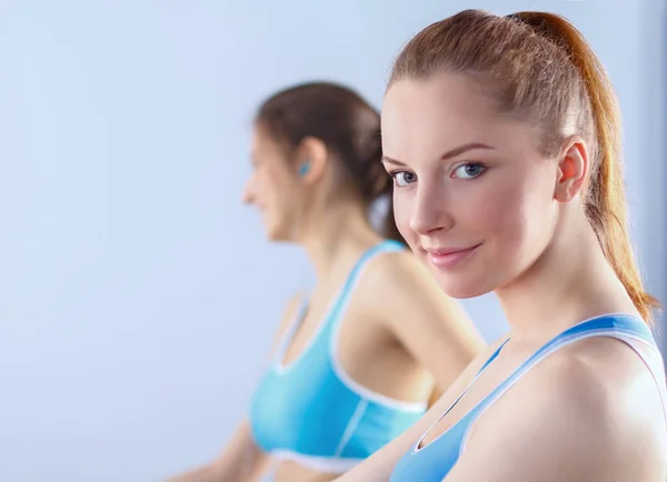 Group of people at the gym exercising on cross trainers. people at the gym — Stock Photo, Image