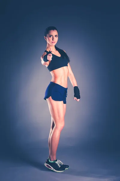Porträt einer glücklichen Fitness-Frau mit Ok-Zeichen. — Stockfoto