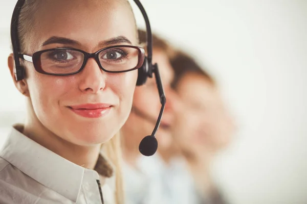 Atractivos jóvenes empresarios y colegas positivos en una oficina de call center. Empresarios — Foto de Stock