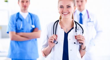 Tıp grubunun önünde çekici bir kadın doktor.