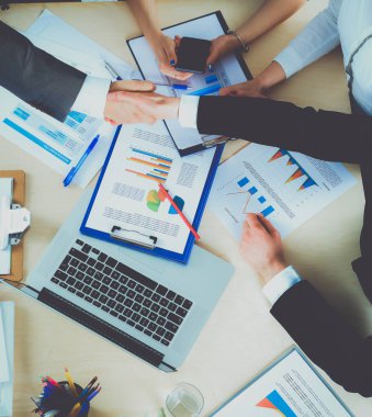 İş adamları toplantıda, ofiste oturup tartışıyorlar.