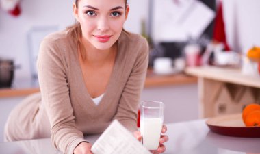 mutlu genç kadın mutfakta sağlıklı kahvaltı