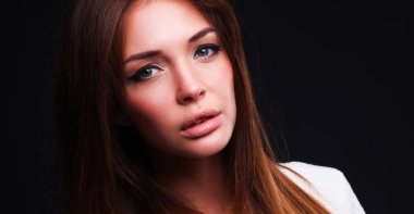 siyah arka plan üzerine izole güzel bir kadın portresi