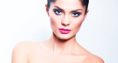 Gri arka plan üzerinde güzel kadın portresi