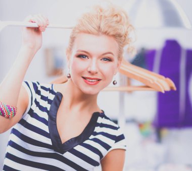 Askıları olan güzel bir stilist.