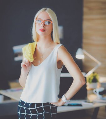 Stüdyoda çalışan genç moda tasarımcısı kadın