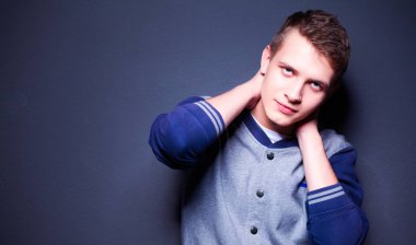 siyah arka plan üzerine yakışıklı bir genç adam portresi