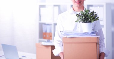 Taşıma kutusu ve beyaz üzerine izole edilmiş diğer şeylerin olduğu bir kişinin portresi