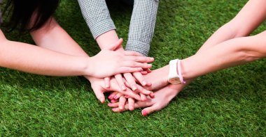 Grupo de amigos a unirse a las manos. unidad, concepto de trabajo en equipo