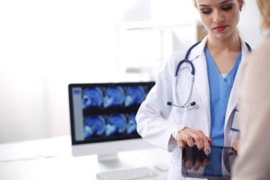 Doktor ve hasta masada otururken bir şey tartışıyorlar. Tıp ve sağlık hizmetleri kavramı. Doktor ve hasta.