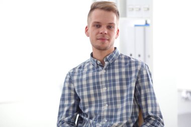 İş adamları ofiste görüştüler.