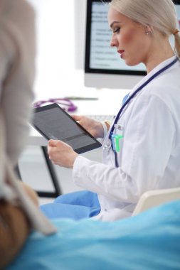 Doktor ve hasta masada otururken bir şey tartışıyorlar. Tıp ve sağlık hizmetleri kavramı. Doktor ve hasta.