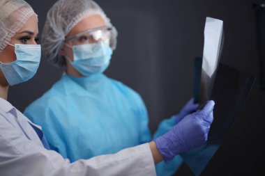 Doktor ve hasta masada otururken bir şey tartışıyorlar. Tıp ve sağlık hizmetleri kavramı. Doktor ve hasta.