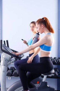 Bir grup insan üzerinde eğitmenler egzersiz jimnastik salonu. insanlar vasıl jimnastik salonu