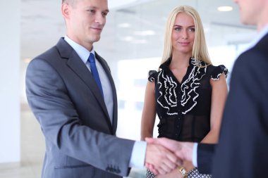 İş kadını ofiste tokalaşıyor