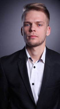 Ayakta, gri arka plan üzerinde izole delikanlı. Genç erkekler