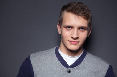 siyah background.portrait genç bir adam üzerinde genç bir adam portresi.