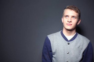 siyah background.portrait genç bir adam üzerinde genç bir adam portresi.