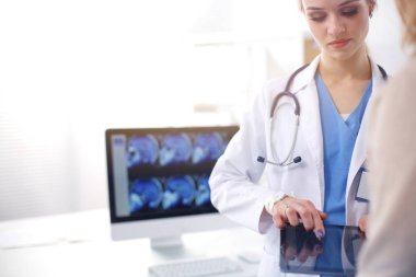 Doktor ve hasta masada otururken bir şey tartışıyorlar. Tıp ve sağlık hizmetleri kavramı. Doktor ve hasta.