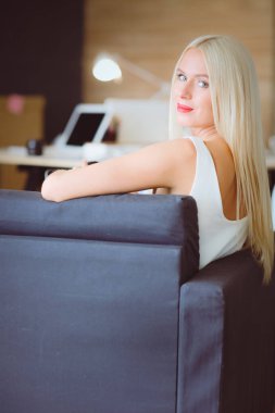 Genç fotoğrafçı ve iş yerinde grafik tasarımcı