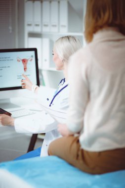 Doktor ve hasta masada otururken bir şey tartışıyorlar. Tıp ve sağlık hizmetleri kavramı. Doktor ve hasta.