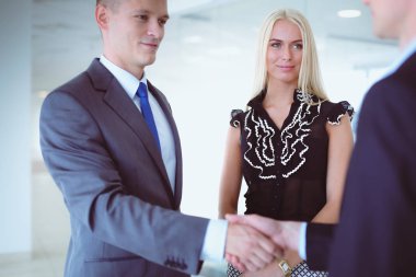 İş kadını ofiste tokalaşıyor