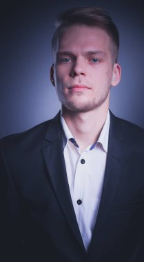 Ayakta, gri arka plan üzerinde izole delikanlı. Genç erkekler