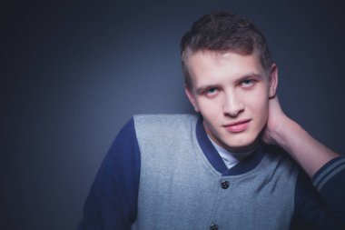 siyah background.portrait genç bir adam üzerinde genç bir adam portresi.