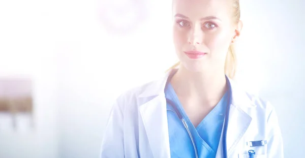 Kvinna läkare står med mapp på sjukhus — Stockfoto