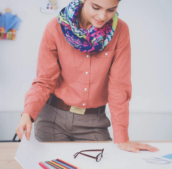 Moderne jonge modeontwerper aan het werk in studio. — Stockfoto