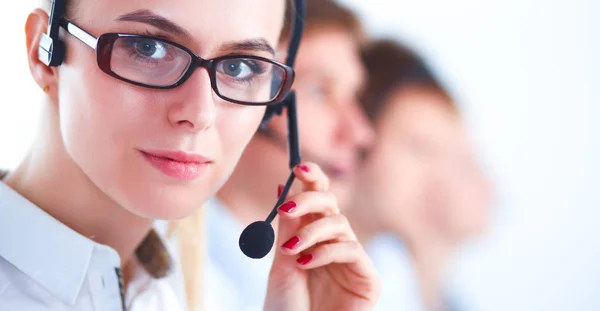 Aantrekkelijke jonge ondernemers en collega 's in een callcenter — Stockfoto