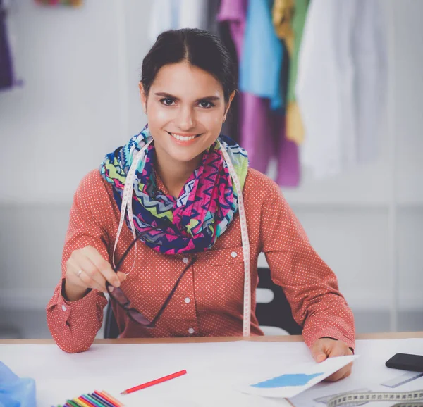 Moderne junge Modedesignerin arbeitet im Atelier. — Stockfoto