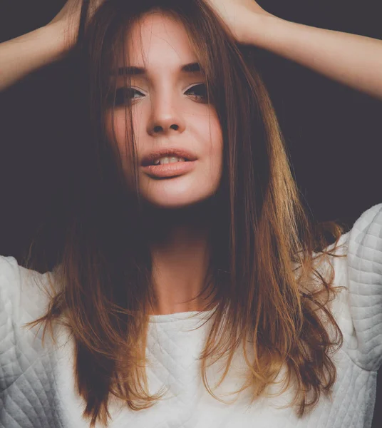 Retrato de una mujer hermosa, aislada sobre fondo negro —  Fotos de Stock