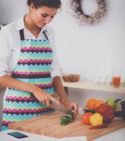 Glimlachende vrouw bereidt salade in de keuken — Stockfoto