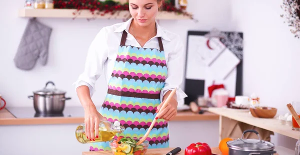 Mujer joven sonriente mezclando ensalada fresca —  Fotos de Stock