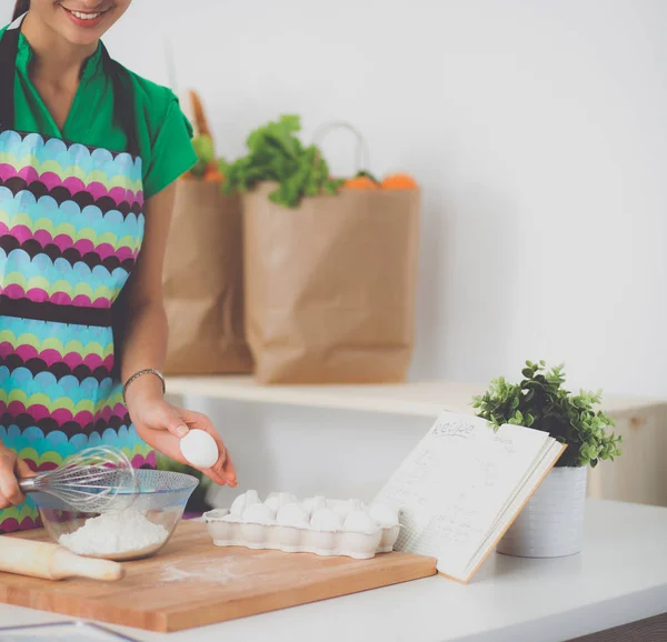 Vrouw bakt taarten in de keuken. — Stockfoto