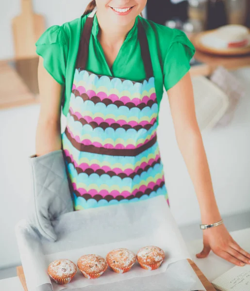 여자 가 부엌에서 케이크를 만들고 있어요 — 스톡 사진